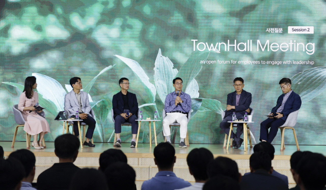 정재욱(왼쪽 4번째) 현대위아 사장이 2024년 6월 20일 경남 창원시 현대위아 본사 내 비전홀에서 열린 타운홀 미팅에서 임직원에게 중장기적 비전 및 조직문화 개선 방향을 공유하고 질문에 답하고 있다. 현대위아 제공